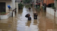 Akibatnya luapan Kali Angke meluber hingga membanjiri perumahan warga.