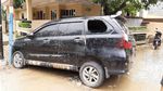 Diterjang Banjir, Mobil di Bekasi Nangkring di Garasi-Berserakan di Jalan