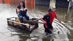 Ojek Gerobak Jadi Andalan Warga Terobos Banjir di Grogol