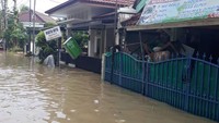 Air di jalan masuk ke kompleks mulai surut. Namun, bagian tengah hingga ujung kompleks yang lebih rendah masih terendam banjir.