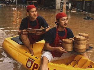 Viral Foto Pelayan Antar Dimsum Pakai Perahu Saat Banjir, Ini Faktanya