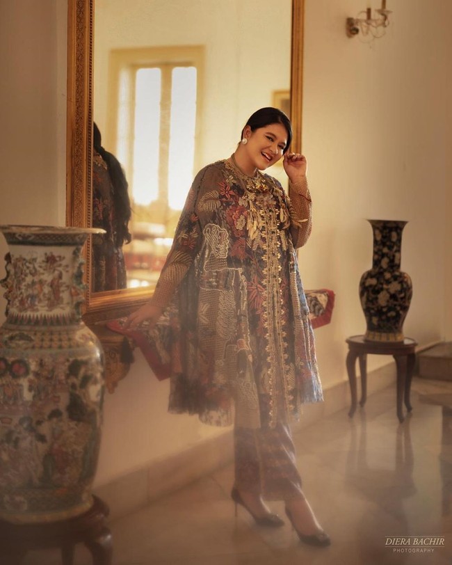 Sementara itu, Kahiyang Ayu juga tak kalah menawan dengan loose blouse dan kain Tenun Baron. Gabungan unsur natural dan elemen modern ini pun menjadikan perpaduan yang atraktif. Foto: dok. Instagram @doleytobing