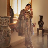 Sementara itu, Kahiyang Ayu juga tak kalah menawan dengan loose blouse dan kain Tenun Baron. Gabungan unsur natural dan elemen modern ini pun menjadikan perpaduan yang atraktif. Foto: dok. Instagram @doleytobing