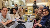Bersama dengan kedua anak perempuannya, dan keluarga lainnya Fenny Bauty tampak menikmati hidangan yang ia pesan. Tampak Shireen dan Zaskia yang ikut bergabung untuk makan bersama. Foto: Instagram @fenny.bauty