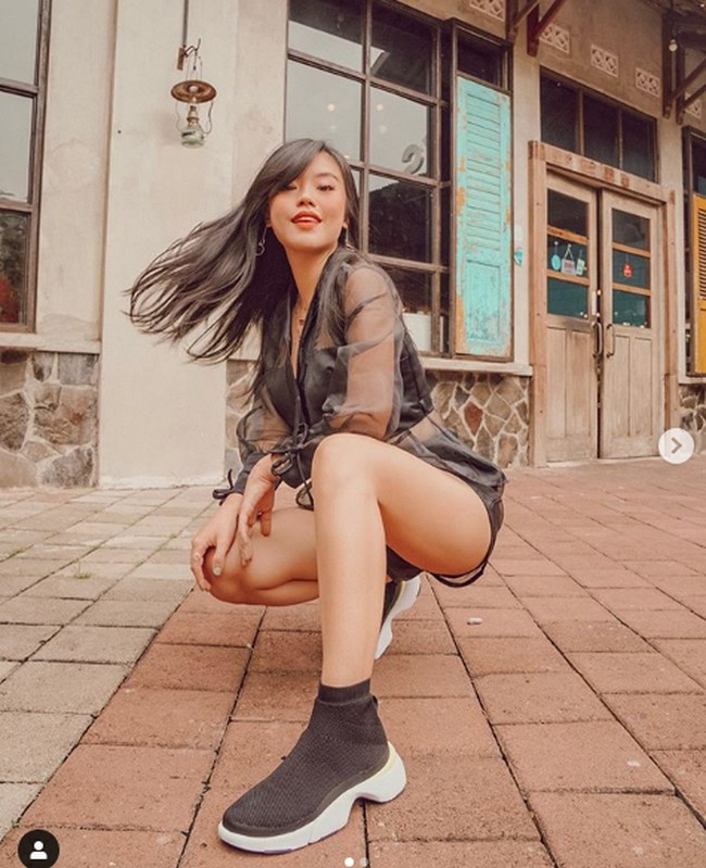 Youtuber Titan Tyra yang dicap netizen tinggal bareng pacar kerap tampil stylish. Tak jarang Titan pun menunjukkan gaya seksinya.  Foto: Dok. Instagram/titantyra