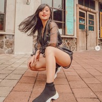 Youtuber Titan Tyra yang dicap netizen tinggal bareng pacar kerap tampil stylish. Tak jarang Titan pun menunjukkan gaya seksinya.  Foto: Dok. Instagram/titantyra