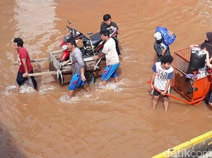 Warga Daan Mogot Kena Banjir ke Kapolda: Kita Kurang Tenda Pak!