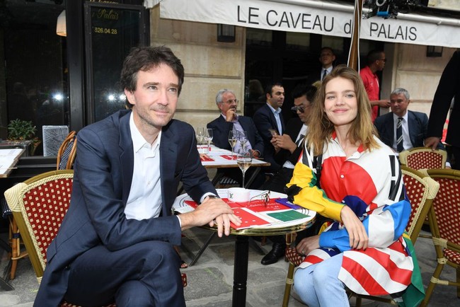 Natalia Vodianova dan Antoine Arnault diketahui sudah menjalin hubungan mesra sejak 2011. Antoine merupakan putra Bernard Arnault, pendiri sekaligus bos grup LVMH yang menaungi Louis Vuitton dan Dior. Memiliki harta 84 miliar pound sterling atau sekitar Rp 1.500 triliun, Bernard Arnault menjadi orang ketiga terkaya di dunia setelah Jeff Bezos dan Bill Gates. (Foto: Getty Images)