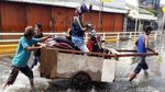 Ojek Gerobak Jadi Andalan Warga Terobos Banjir di Grogol