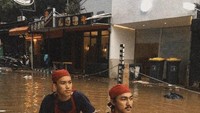 Haka Dimsum yang beralamat di Kemang juga menarik perhatian dengan cara unik. Dua orang pelayannya berkeliling menggunakan perahu untuk mengumumkan kalau restorannya tetap buka meskipun hujan. Foto: istimewa