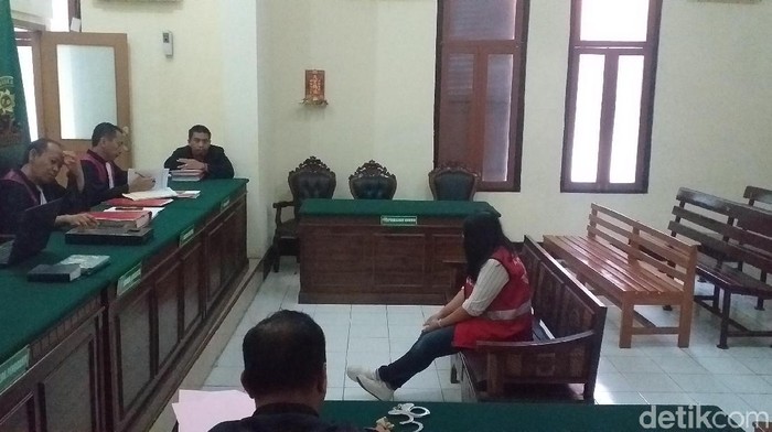 Sidang kasus prostitusi online yang sebelumnya melibatkan Vanessa Angel kembali digelar. Kali ini giliran muncikari Fitriandri alias Vitly Jen yang menjadi terdakwa dalam persidangan.