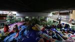Banjir, Warga Rawajati Mengungsi di Kolong Jembatan