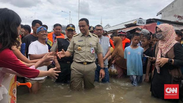 Gubernur DKI Anies Baswedan sempat menyebut tak mau menyalahkan siapapun soal banjir di DKI, namun kemudian mengatakan banjir kali ini kiriman dari selatan.