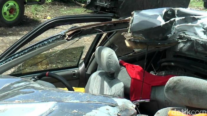 Kecelakaan maut antara truk boks dan mobil sedan di jalan Tol Pandaan menuju Kejapanan, Gempol, tewaskan ibu dan dua anaknya. Kondisi mobil itu pun hancur.