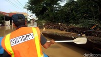 Kondisi banjir membuat warga mulai dievakuasi ke lokasi yang lebih aman.