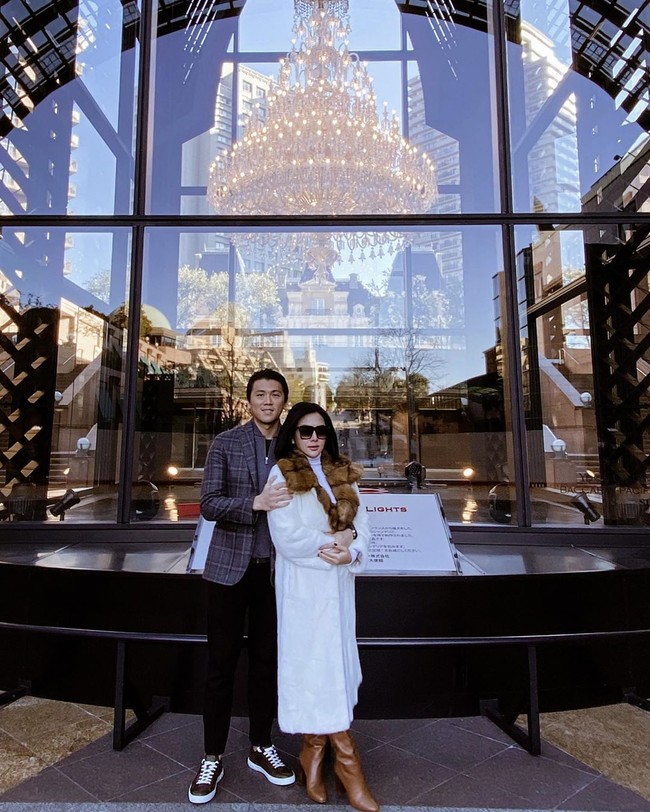 Syahrini dan suaminya Reino Barack menghabiskan Tahun Baru di kampung halaman keluarga Reino yaitu di Tokyo, Jepang. Syahrini pun berpose mesra bersama Reino tepat di 1 Januari 2020. Foto: Instagram