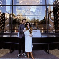 Syahrini dan suaminya Reino Barack menghabiskan Tahun Baru di kampung halaman keluarga Reino yaitu di Tokyo, Jepang. Syahrini pun berpose mesra bersama Reino tepat di 1 Januari 2020. Foto: Instagram