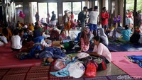 Agus mengatakan, saat ini bantuan yang masih dirasa kurang adalah ketersediaan pakaian layak pakai. Dia merasa, hal tersebut menjadi kebutuhan warga korban banjir Kelurahan Cipinang Melayu.
