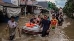 Perahu Karet Hilir Mudik Evakuasi Warga Ciledug Indah