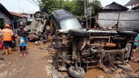 Walaupun telah surut, mobil-mobil ini menghambak akses jalan warga.