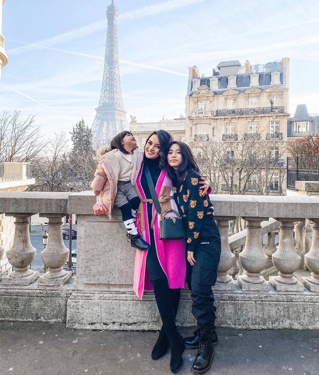 Ririn Ekawati mengungkapkan akhir tahun selalu menjadi momen untuk liburan bersama kedua anaknya. Pada liburan Tahun Baru 2020 ini, Ririn mengajak mereka ke Prancis. Ririn dan kedua anaknya pun tampak berpose dengan latar belakang Menara Eiffel di Paris di Tahun Baru. Foto: Instagram