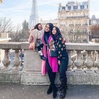Ririn Ekawati mengungkapkan akhir tahun selalu menjadi momen untuk liburan bersama kedua anaknya. Pada liburan Tahun Baru 2020 ini, Ririn mengajak mereka ke Prancis. Ririn dan kedua anaknya pun tampak berpose dengan latar belakang Menara Eiffel di Paris di Tahun Baru. Foto: Instagram