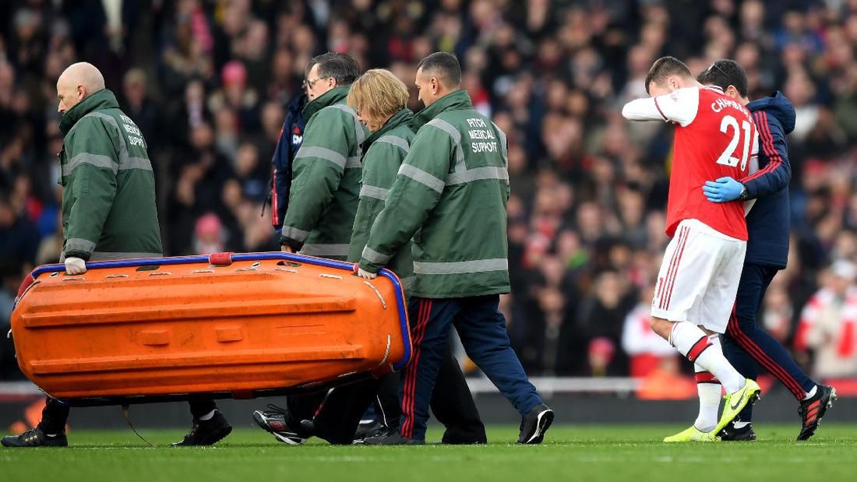 Calum Chambers mengalami cedera lutut dan akan absen membela Arsenal selama 6-9 bulan (Foto: Shaun Botterill/Getty Images)