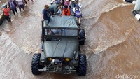 Bahkan mobil off road pun ikut menolong warga.