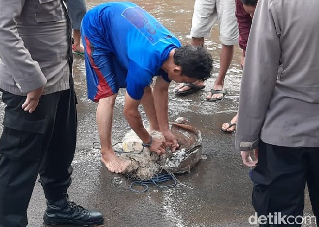 Dilanda Banjir, 5 Orang Ini Menikmati dengan Memancing Ikan