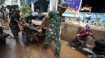 TNI-Warga Bersihkan Sampah Sisa Banjir di Cipinang Melayu