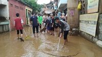 Banjir Mulai Surut di Rawajati Jaksel, Warga Bersihkan Lumpur di Rumah