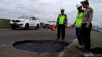 Lubang terparah berada di KM 322).