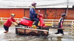 Ojek Gerobak Jadi Andalan Warga Terobos Banjir di Grogol