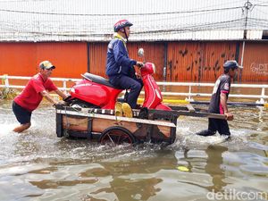 Ojek Gerobak Jadi Andalan Warga Terobos Banjir di Grogol
