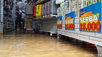 Menurut pedagang harusnya Pasar Baru mulai buka pada hari ini, namun akibat banjir ini sejumlah toko memilih tutup.