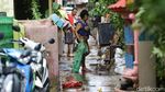 Warga Bidara Cina Jaktim Ramai-ramai Bersihkan Rumah