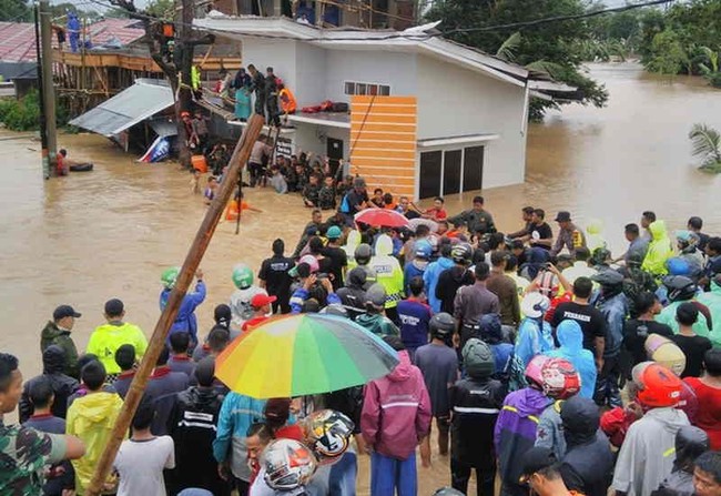 Menyedihkan! 5 Kisah Kelaparan Para Korban yang Terjebak Banjir