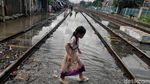 Melihat Aktivitas Warga Kemayoran di Saat Banjir