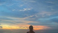Dikabarkan liburan ke Bali bersama keluarga, Rose sempat hebohkan penggemar. Ia menunjukkan momennya saat menikmati sunset di Desa Potato Head. Foto: Instagram @rose_are_rosie