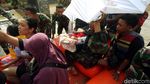 Balita dan Anak-anak Dievakuasi dari Kepungan Banjir di Bekasi