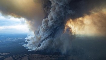 Sebuah kebakaran hebat menjelman menjadi menara asap yang super besar dan mengerikan. (DELWP)