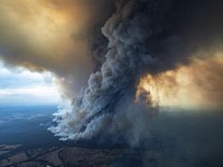Fenomena Langit Merah Darah di Australia