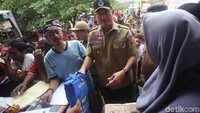 Menteri Sosial (Mensos) Juliari Peter Batubara mengecek kondisi posko pengungsian korban banjir di Kelurahan Cipinang Melayu, Jakarta Timur, Kamis (2/1/2020).