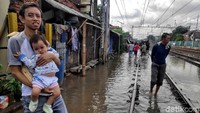 Banjir yang merendam kawasan Kemayoran tersebut membuat lalu lintas dan aktivitas warga di kawasan tersebut menjadi terganggu.