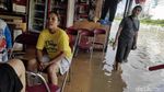 Melihat Aktivitas Warga Kemayoran di Saat Banjir
