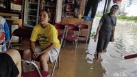 Selain itu, untuk mengantisipasi tersengat listrik, warga turut mematikan listrik dari benda-benda elektronik yang terendam banjir. Pihak PLN pun turut memadamkan listrik di sejumlah kawasan yang masih terendam banjir guna mengantisipasi terjadinya sengatan listrik.