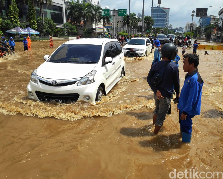 Kendaraan melewati banjir Foto: Pradita Utama Kendaraan melewati banjir Foto: Pradita Utama