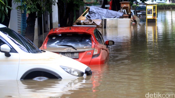 Banjir masih merendam sejumlah wilayah di Jakarta. Salah satu area yang masih terendam banjir adalah Jalan Taman Kemang, Jakarta Selatan. Berikut potretnya.