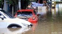Di Kemang, ada mobil hatchback seperti Honda Jazz yang terendam banjir. Foto: Ari Saputra