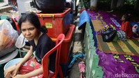Tampak seorang warga membawa berbagai barang berharga yang bisa diselamatkan dari rumahnya ke kolong jembatan yang menjadi tempat pengungsian sementara tersebut.